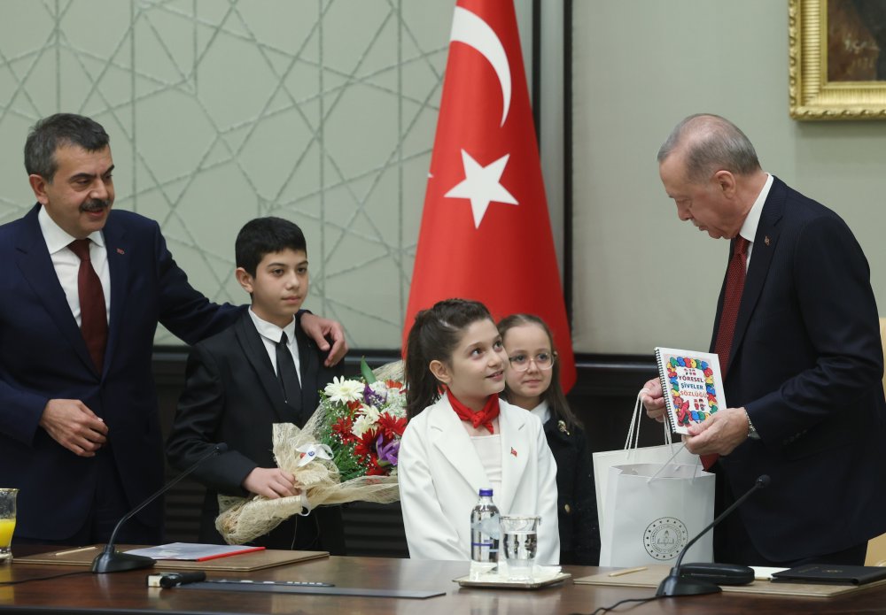 Cumhurbaşkanı Erdoğan Külliye'de çocuklarla bir araya geldi