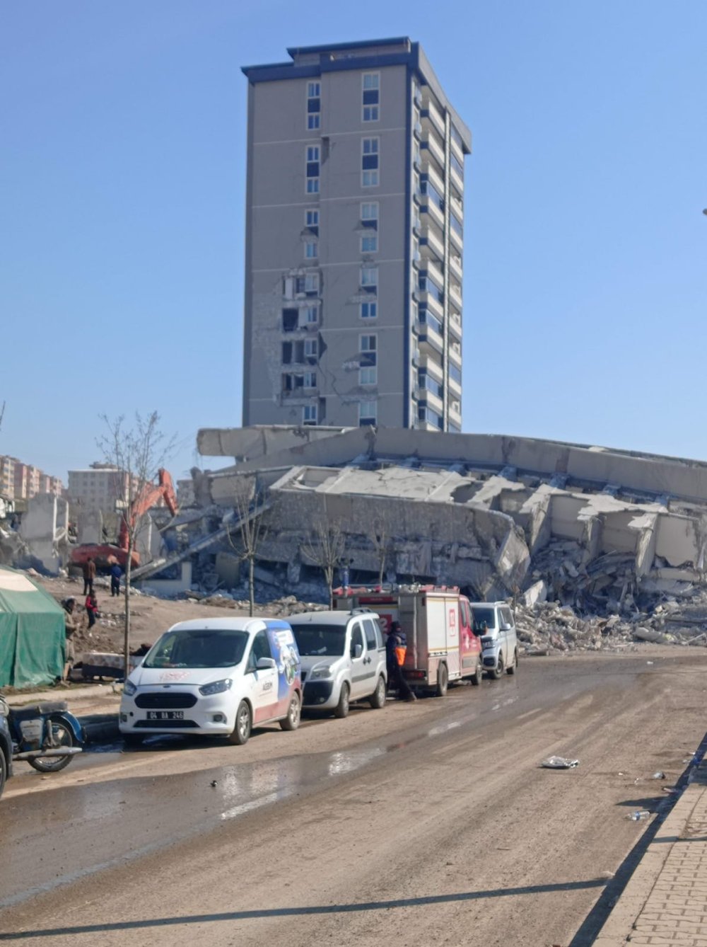 Asrın felaketinde 42 kişiye mezar olan bina müteahhidinin yaptığı savunma şaşkınlık yarattı!