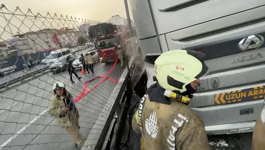 Avcılar'da akşam saatleri metrobüste yangın çıktı