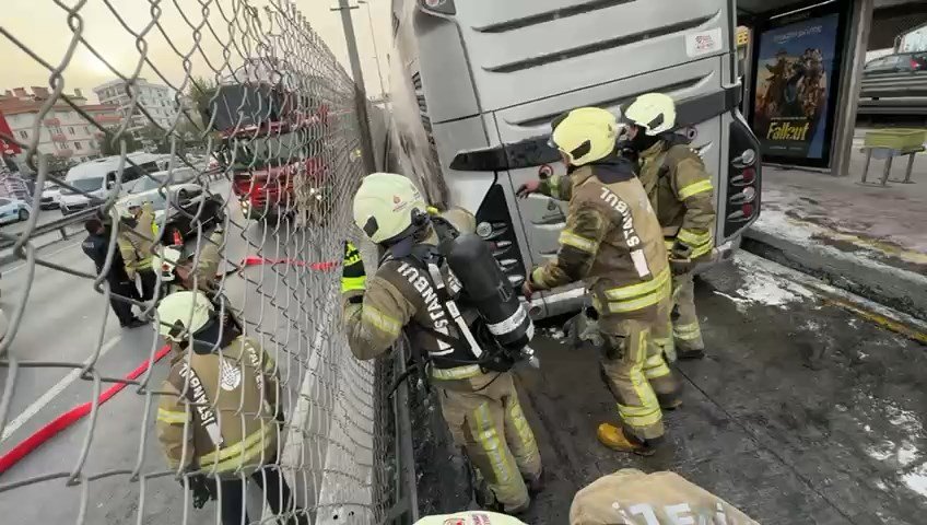 Avcılar'da akşam saatleri metrobüste yangın çıktı