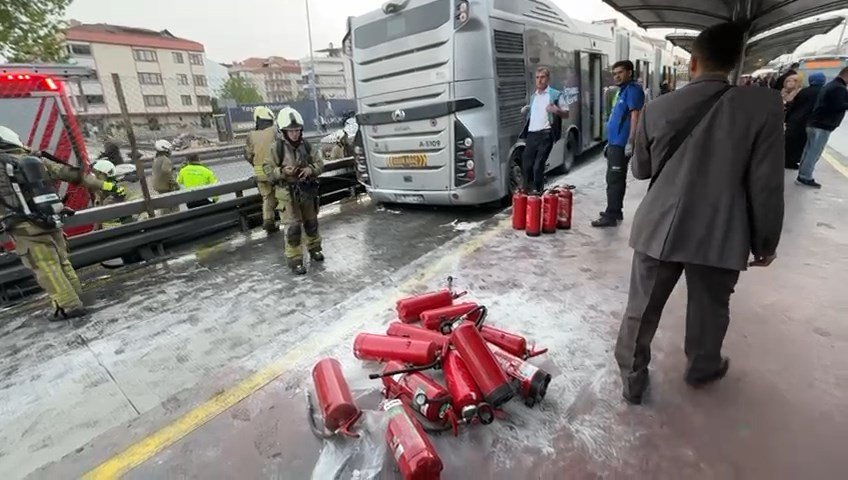 Avcılar'da akşam saatleri metrobüste yangın çıktı