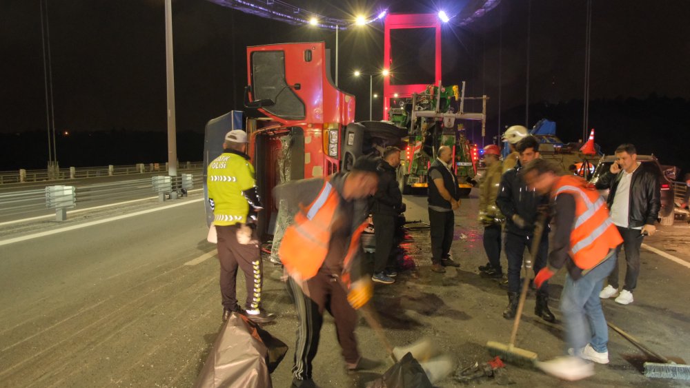 Köprüde feci kaza: Otomobille çarpışan kamyon devrildi