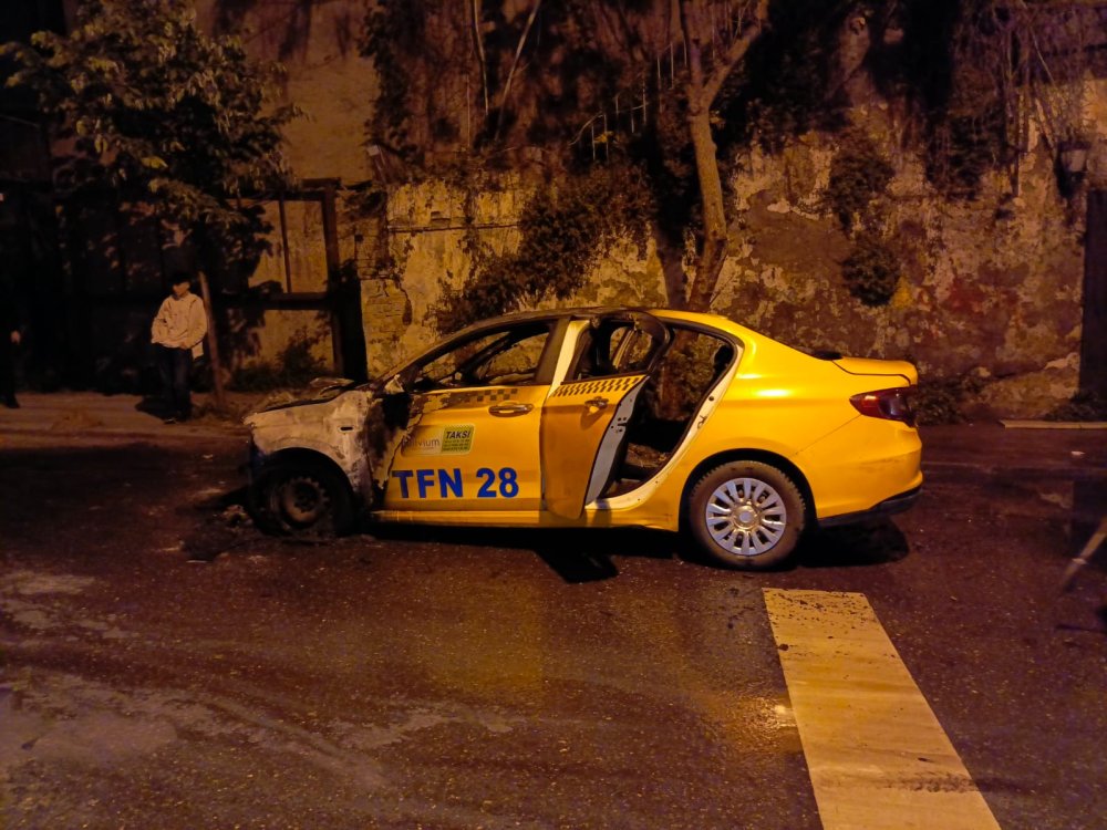 Seyir halindeki taksi alev alev yandı