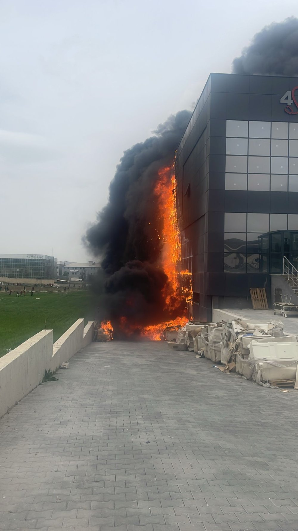 Ankara'da fabrika yangını: Dumanlar gökyüzünü kapladı