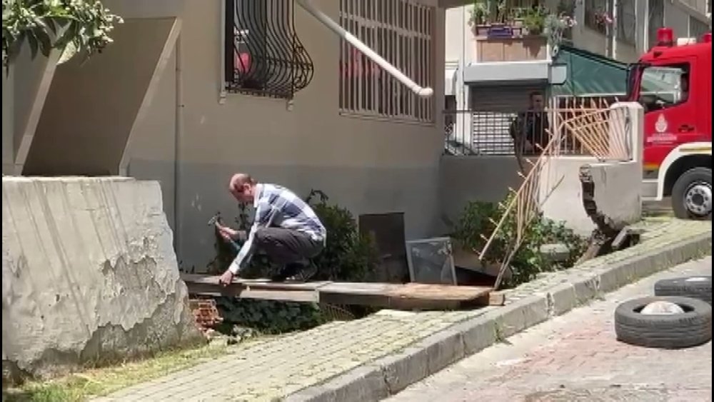 İstanbul Avcılar'da kaldırım çöktü