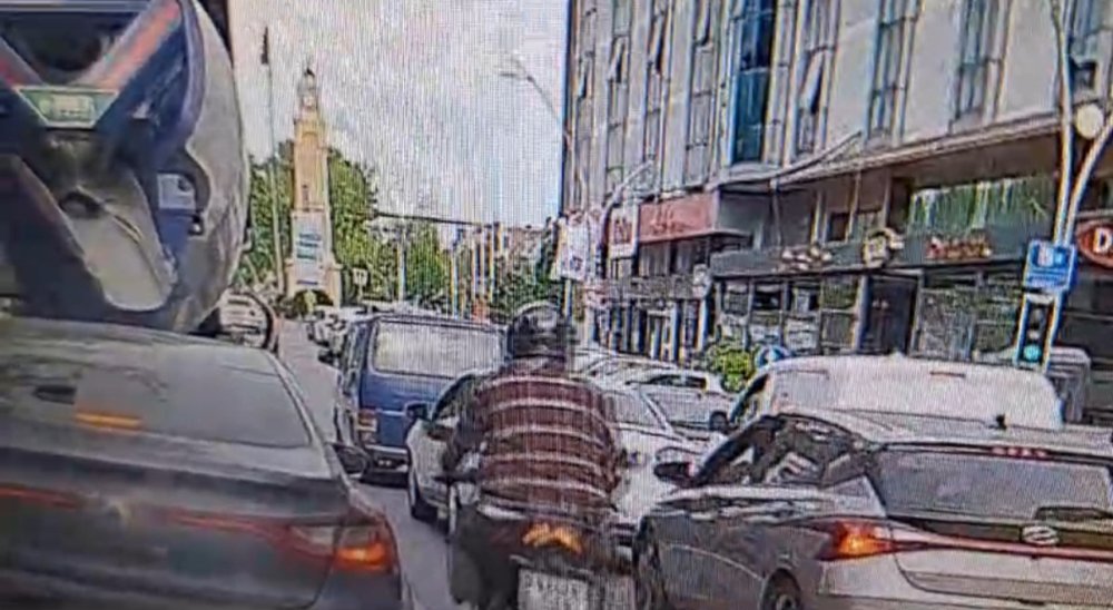 motosiklet sürücüsü, otomobilin açılan kapısına çarptı