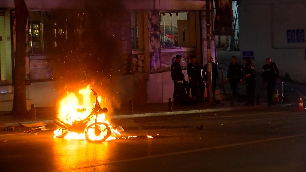 Polis denetiminde sinir krizi geçirip motorunu ateşe verdi!