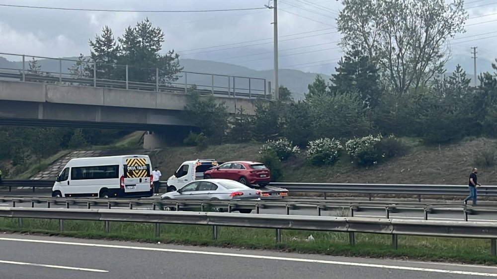 Anadolu Otoyolu'nda soda dolu TIR'a otomobil çarptı