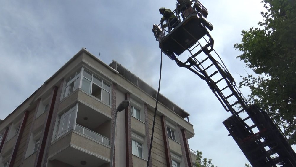 Avcılar'da uyuşturucu operasyonu: Polisi gören şüpheliler yangın çıkardı