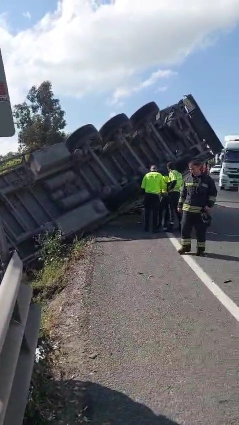 Çamaşır makinesi yüklü TIR devrildi, kazada şoför yaralandı