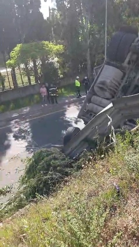 Çamaşır makinesi yüklü TIR devrildi, kazada şoför yaralandı