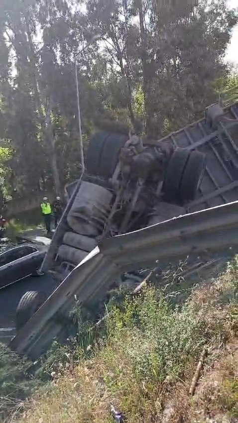 Çamaşır makinesi yüklü TIR devrildi, kazada şoför yaralandı