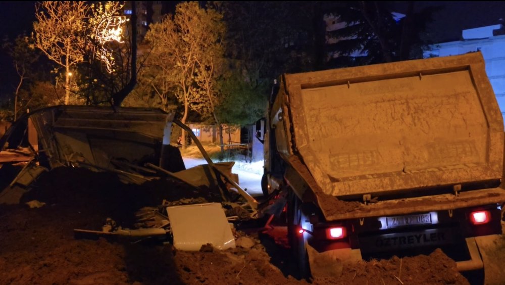 İnşaat işçisinin feci ölümü: Hafriyat kamyonunun altında kalarak can verdi