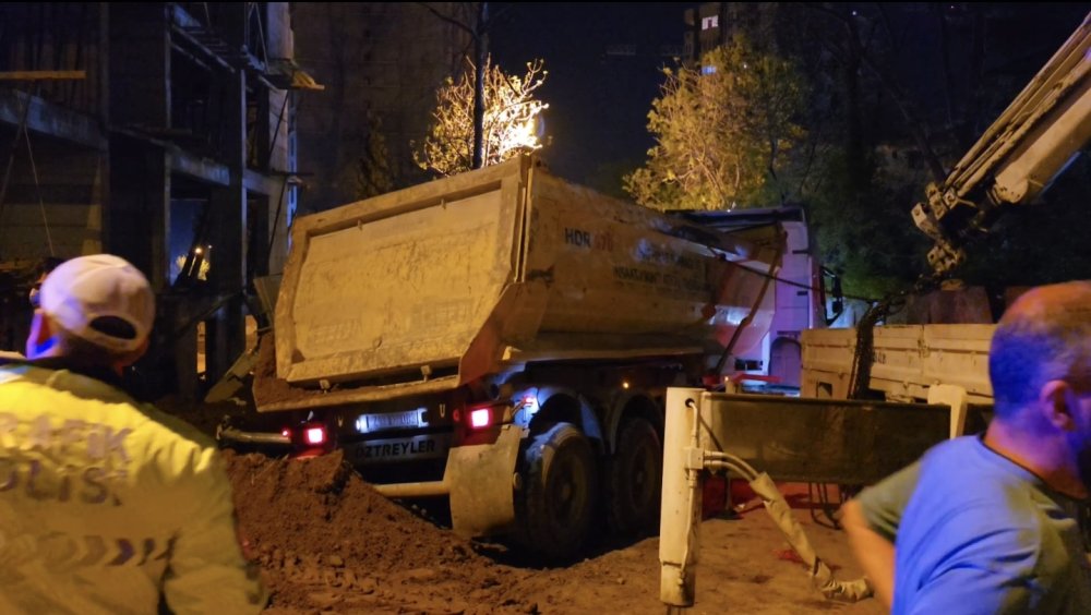 İnşaat işçisinin feci ölümü: Hafriyat kamyonunun altında kalarak can verdi