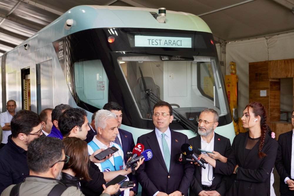 İmamoğlu elektrikli metrobüsün test sürüşüne katıldı