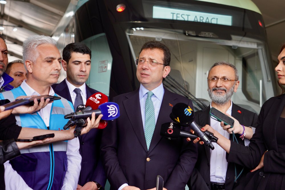 İmamoğlu elektrikli metrobüsün test sürüşüne katıldı