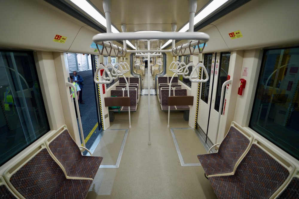 İmamoğlu elektrikli metrobüsün test sürüşüne katıldı