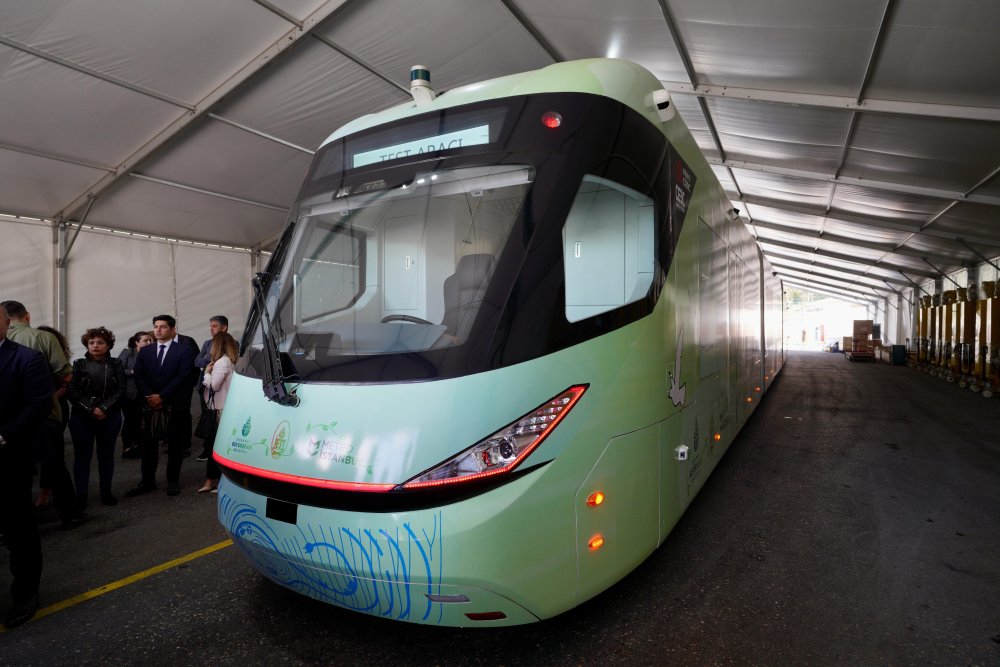 İmamoğlu elektrikli metrobüsün test sürüşüne katıldı