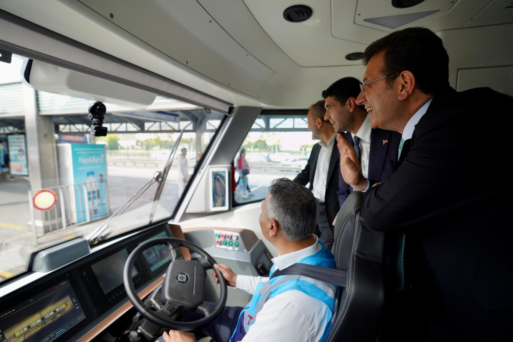 İmamoğlu elektrikli metrobüsün test sürüşüne katıldı