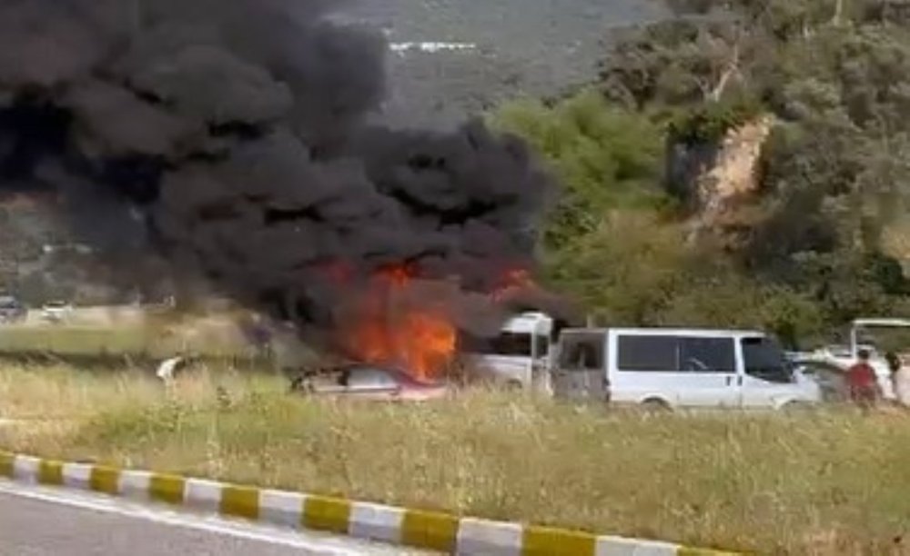 Muğla'da 2 minibüs çarpışması sonucu yangın çıktı: 14 kişi yaralandı