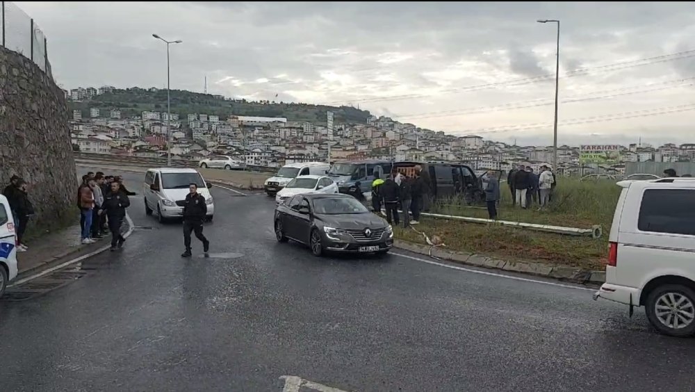 Sancaktepe'de otomobil kavşaktaki minibüse çarptı : 6 yaralı