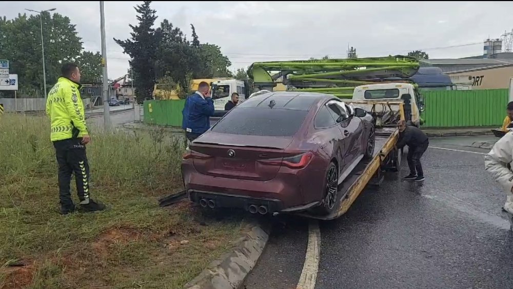 Sancaktepe'de otomobil kavşaktaki minibüse çarptı : 6 yaralı