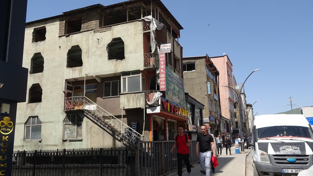 AFAD'dan Hakkari'de deprem hazırlığı: Konteyner ve çadır gönderildi