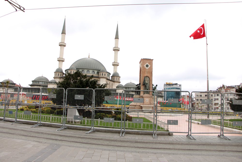 Taksim'de 1 Mayıs hazırlıkları: Demir bariyerler getirildi