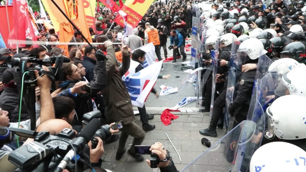 1 Mayıs'ta Taksim'e yürümek isteyenlere polisin müdahalesinde yeni görüntüler ortaya çıktı