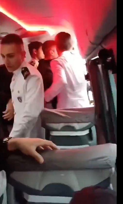 Minibüs şoförleri, servis kiralayan üniversitelileri darbetti!