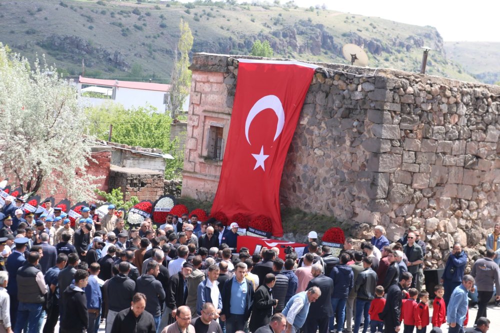 Şehit uzman çavuşa acı veda: Son yolculuğuna uğurlandı