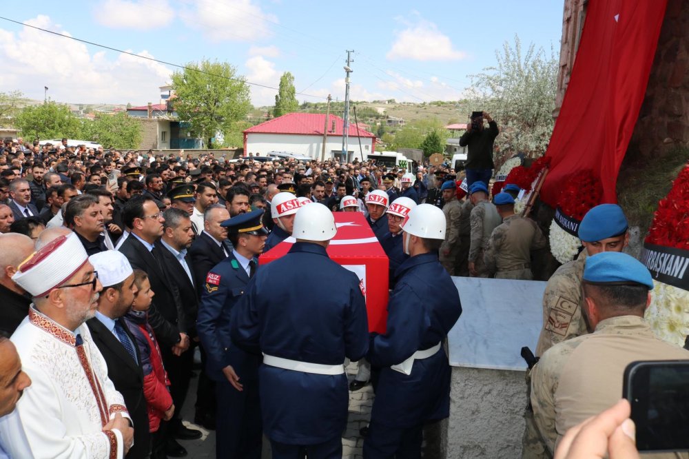 Şehit uzman çavuşa acı veda: Son yolculuğuna uğurlandı