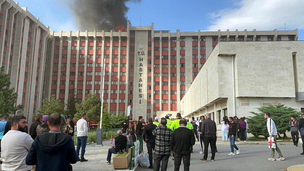 Trakya Üniversitesi Tıp Fakültesi Hastanesi çatısında yangın: Çok sayıda ekip sevk edildi