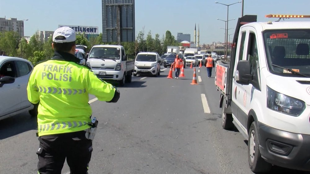 Esenler'de zincirleme kaza! 5 araç birbirine girdi