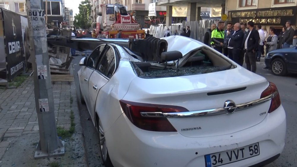 Avcılar'da vinç otomobilin üzerine devrildi; İşçi yaralandı