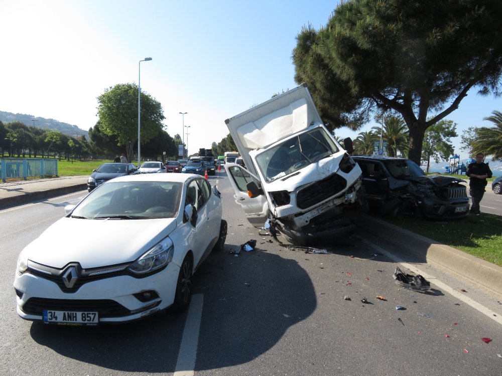 Maltepe Sahilyolu'nda zincirleme kaza: 1 yaralı