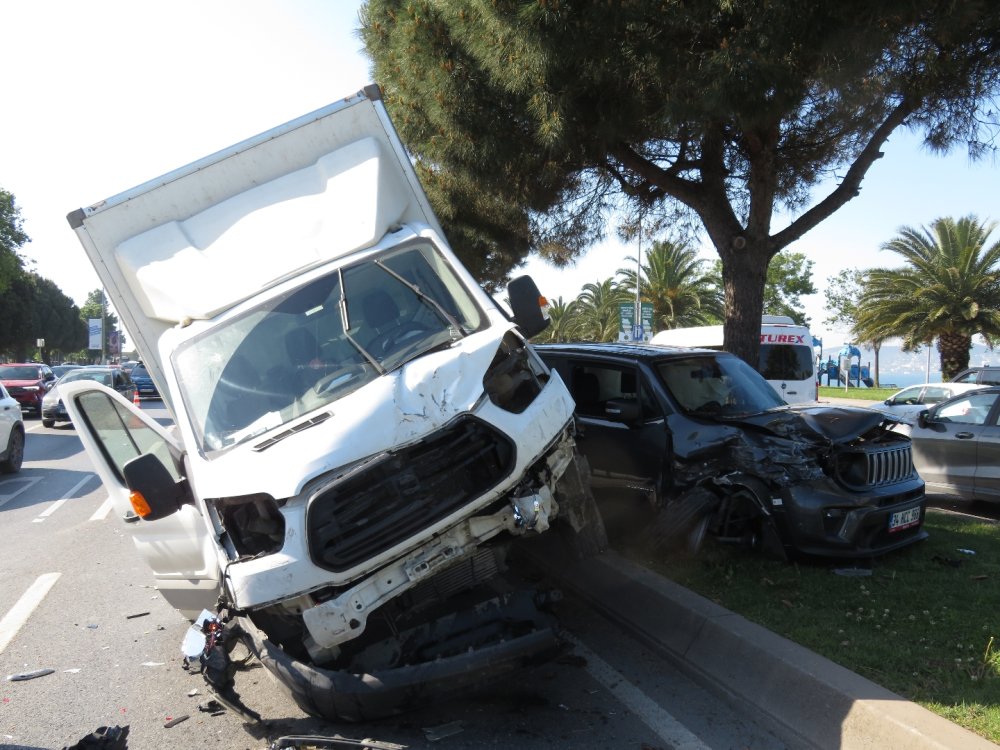 Maltepe Sahilyolu'nda zincirleme kaza: 1 yaralı