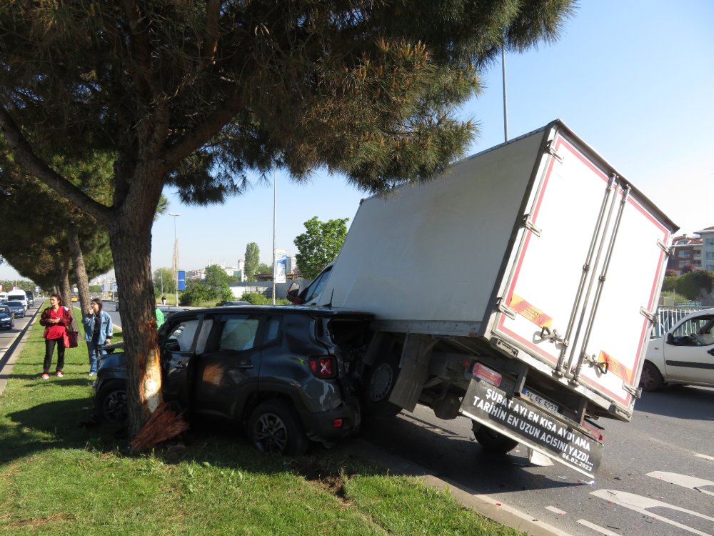 Maltepe Sahilyolu'nda zincirleme kaza: 1 yaralı