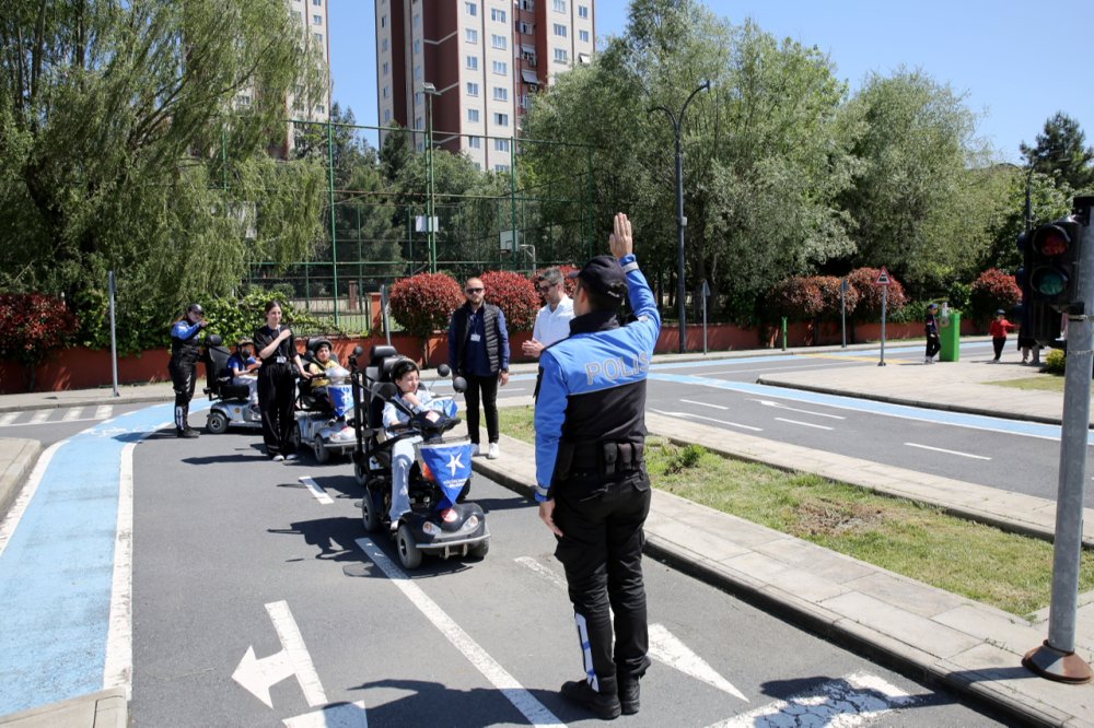 Küçükçekmece'de özel çocuklara trafik eğitimi