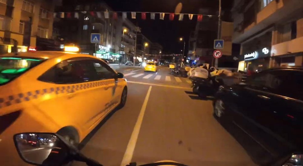 Takipçi uğruna motosikletini yayaların üzerine sürdü!