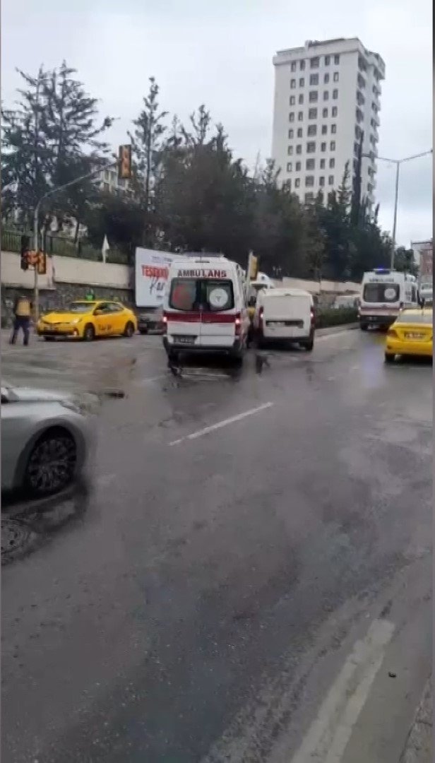 İhbara giden ambulans kaza yaptı: Yaralılar var