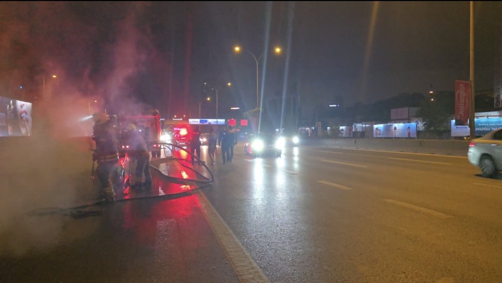 Kadıköy'de seyir halindeki otomobil alev alev yandı