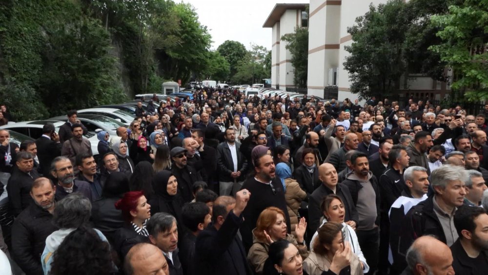 Öğretmenlerden valilik önünde protesto!