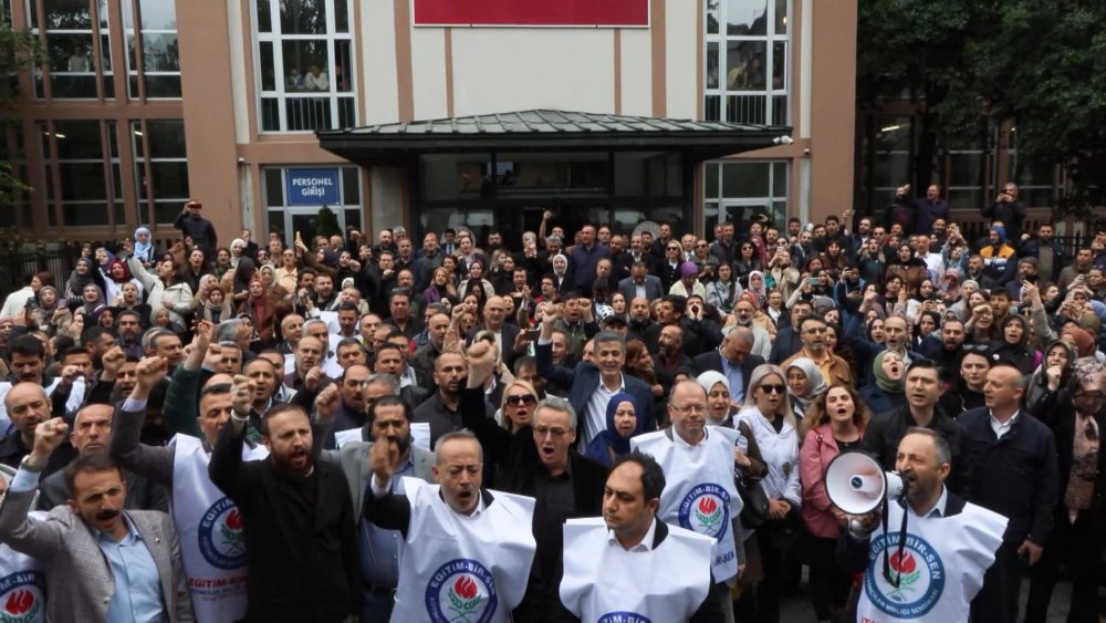 Öğretmenlerden valilik önünde protesto!