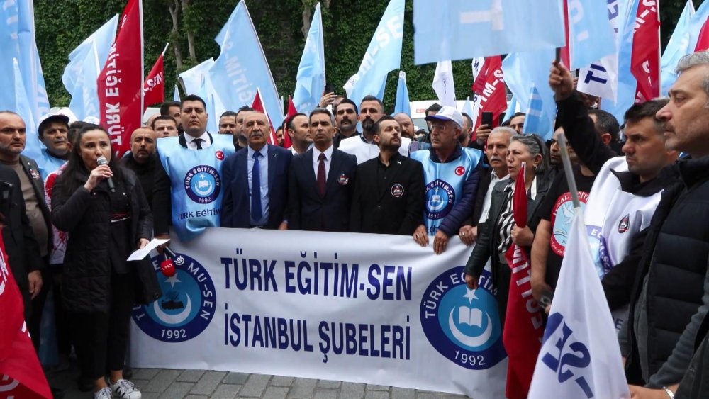 Öğretmenlerden valilik önünde protesto!