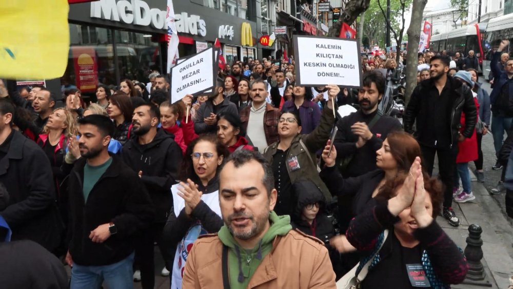 Öğretmenlerden valilik önünde protesto!