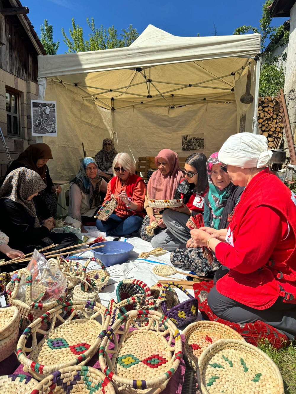 Kadınların Anneler Günü’nü kutlayıp tarlada çalıştılar