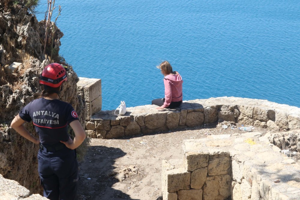 40 metrelik falezlere çıkan kadın ekiplere zor anlar yaşattı: 'Bırakın beni, yanlış yapıyorsunuz'