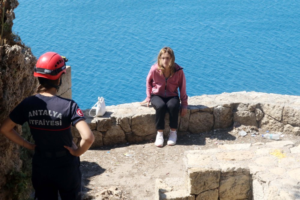 40 metrelik falezlere çıkan kadın ekiplere zor anlar yaşattı: 'Bırakın beni, yanlış yapıyorsunuz'