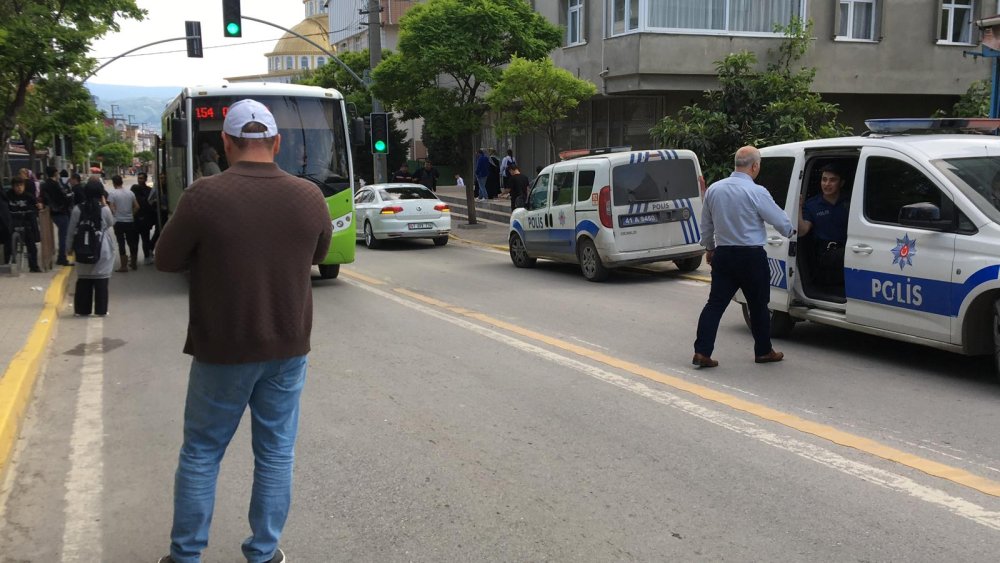 Parkta iki grup arasında bıçaklı kavga çıktı: 2 yaralı